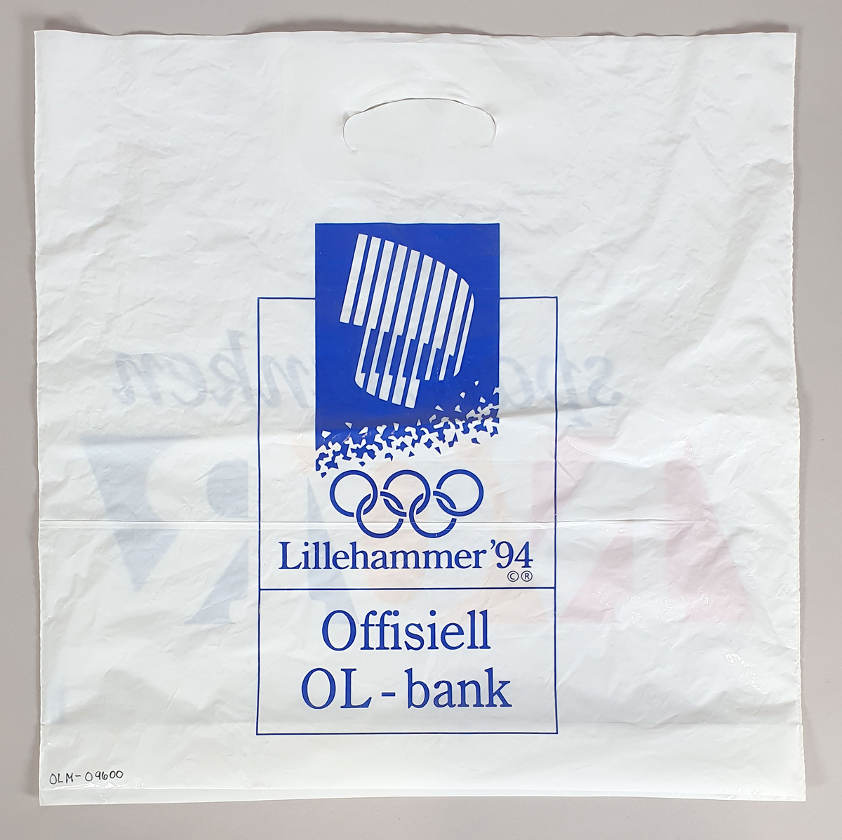 Hvit plastpose med logo for Lillehammer '94 på den ene siden og Sparebanken NOR på den andre siden.