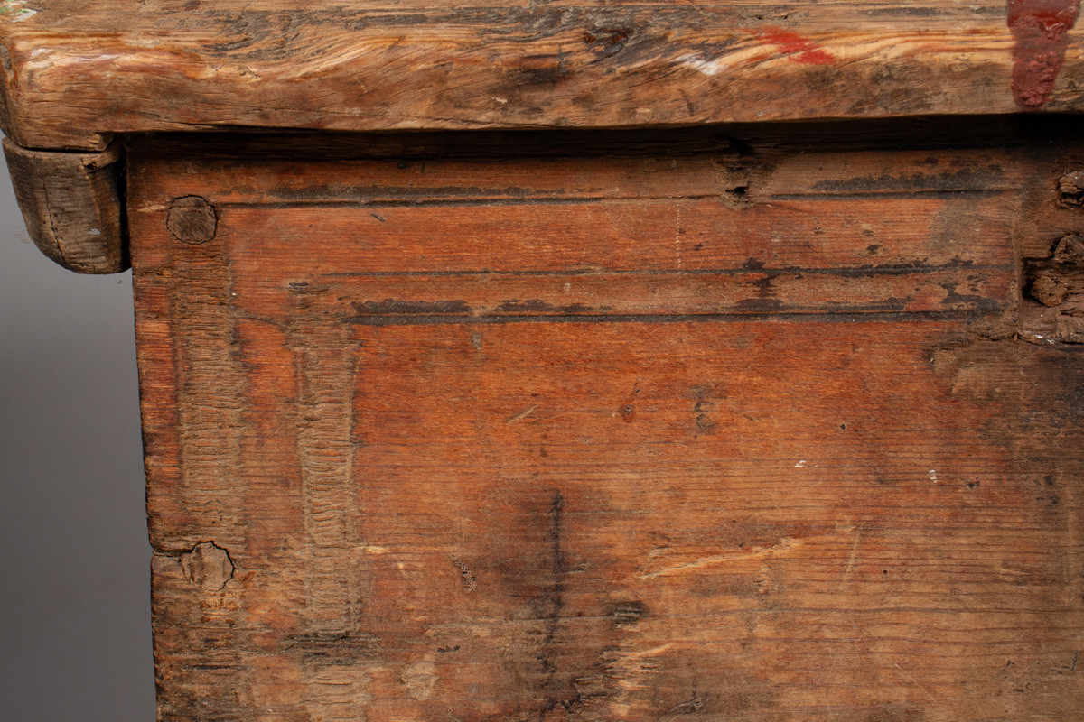 Håndhøvlet kiste i tre med falske jernbeslag og dekorative utskjæringer. 