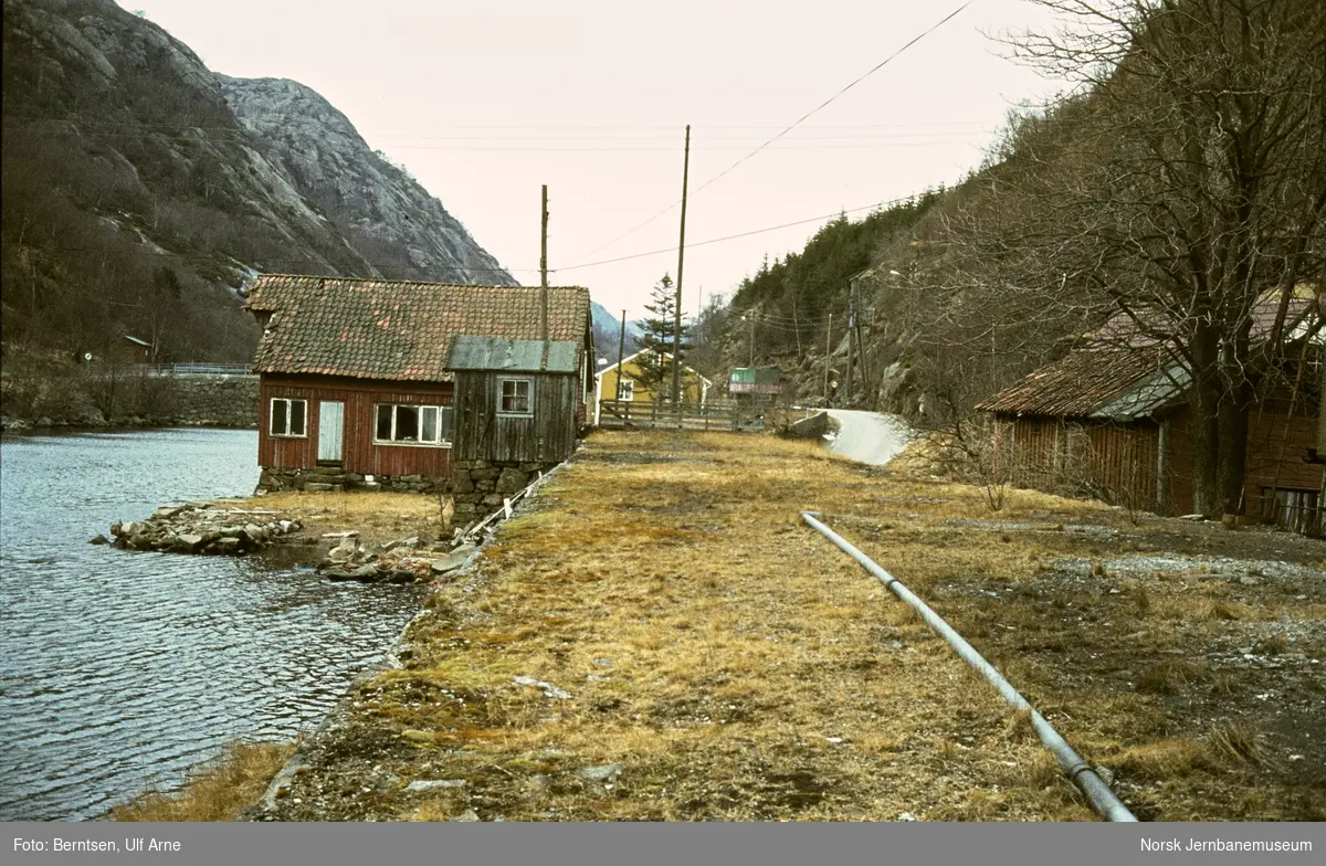 Rester av Rekefjordbanens trase ved bryggen i Rekefjord