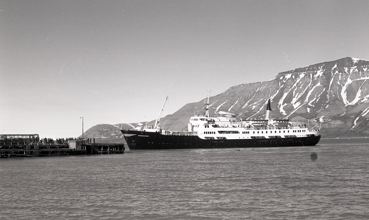 Hurtigrute-skipet Nord-Norge ankommer Longyearbyen. 