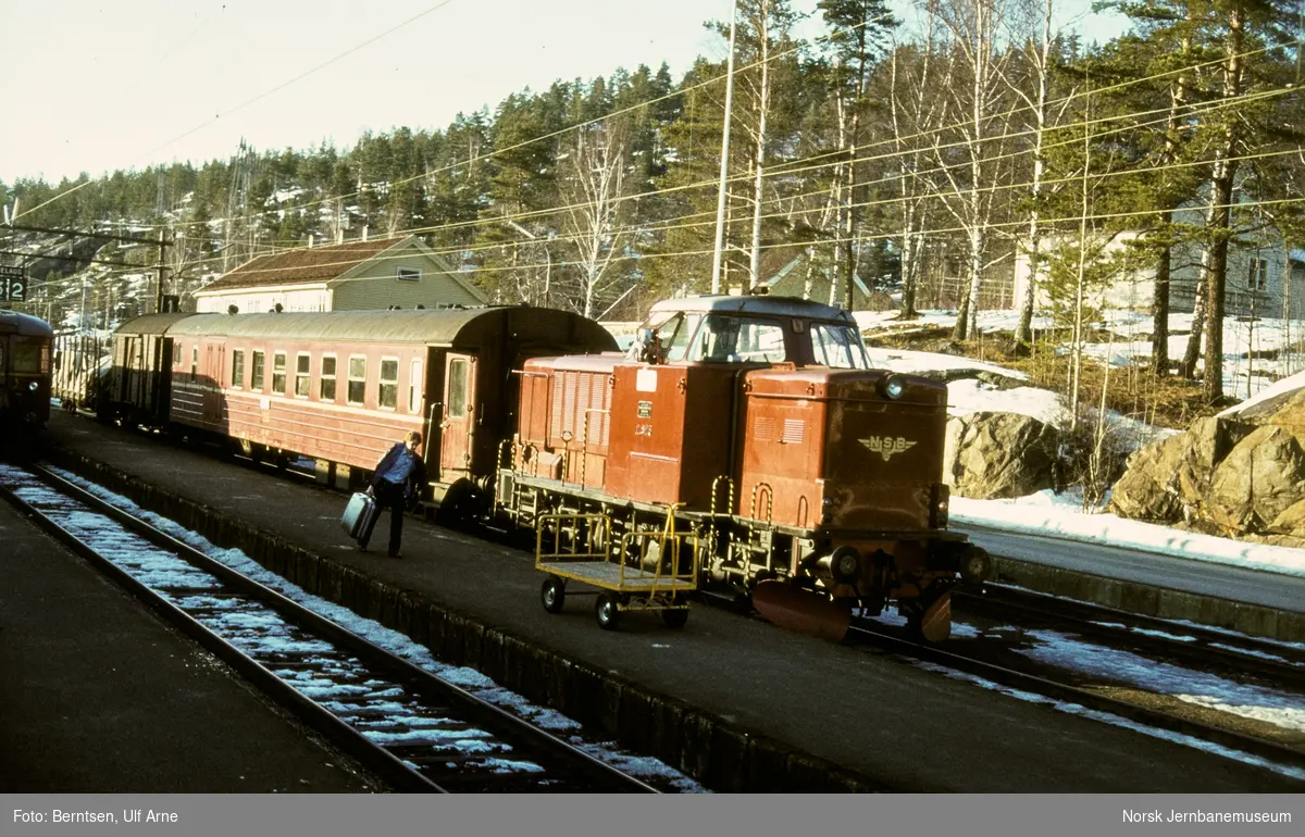 Diesellokomotiv Di 2 med blandet tog til Arendal på Nelaug stasjon