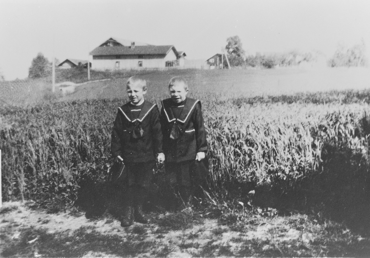 Hans og Kristoffer Bye, foran åkeren på Søndre Bye rundt 1922.