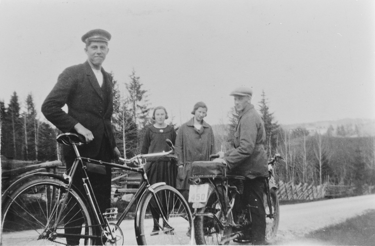 Syklister med og uten motor, 1925. Fra venstre: Anton Varsla, Jenny Lien (f. Varsla) og Clara Løiten (f. Bye). Til sist trolig Nils Skatvedt.