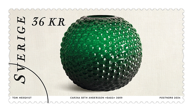 Carina Seth Andersson skapade vasen "Dagg" 2009 som här återbildas som ett av fem frimärken ur frimärkshäftet "Formklassiker". Ett av fem frimärken med fem olika motiv med valören 36 kronor.