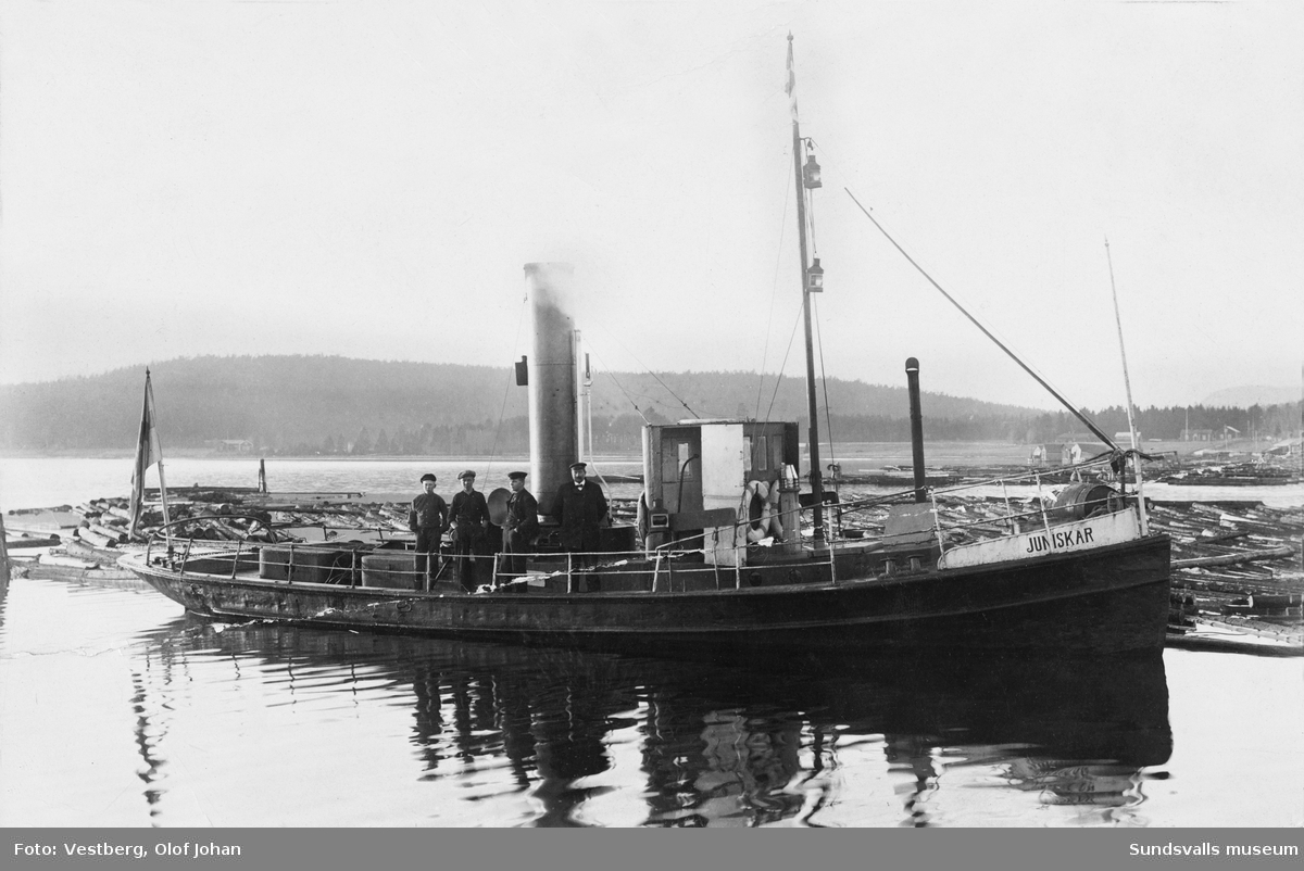 Bogserbåten Juniskär med fyra personer på däck.