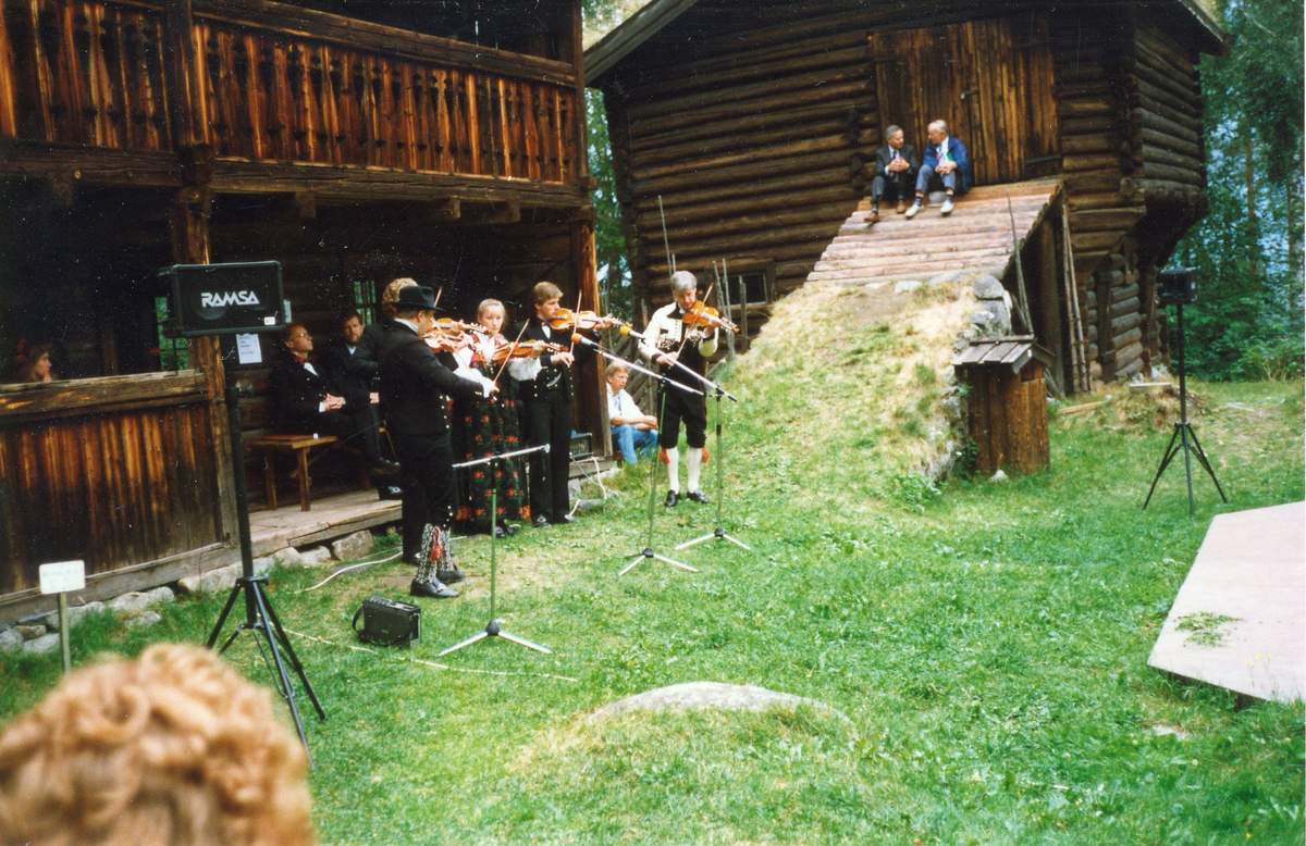 Fra jubileumsfest i 1989 på Hallingdalmuseum - spillemenn Rudningstugu til venstre.
