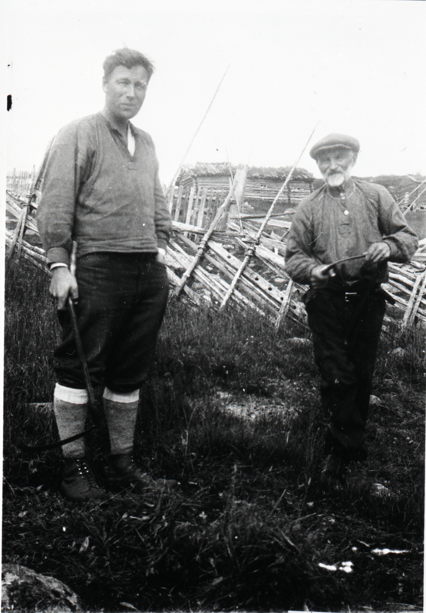 Ved Høllovollen på Imlan
F.h. Halgrim Sveinsson Høllo (1853-1939) og Svein H. Høllo (1893-1977).
