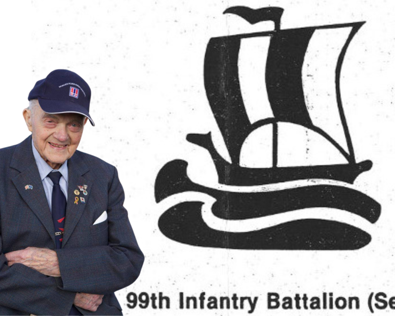 Veteran John Pettersen i caps og jakkepins. MOntert på hvit bakgrunn med vikingskip logo til 99th Infantry Battalion