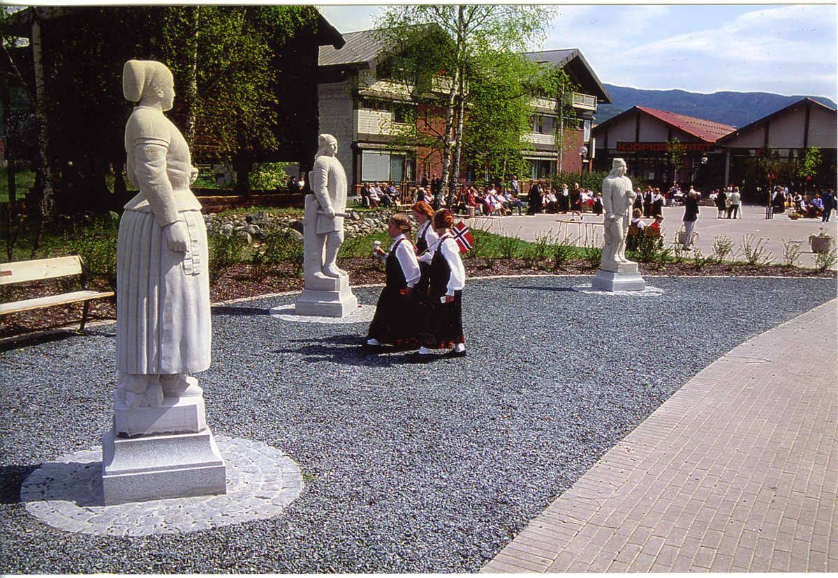 &quot¤Garnås-parken&quot¤  Indre Torg åpnet av kronprinsparet i 1990.
