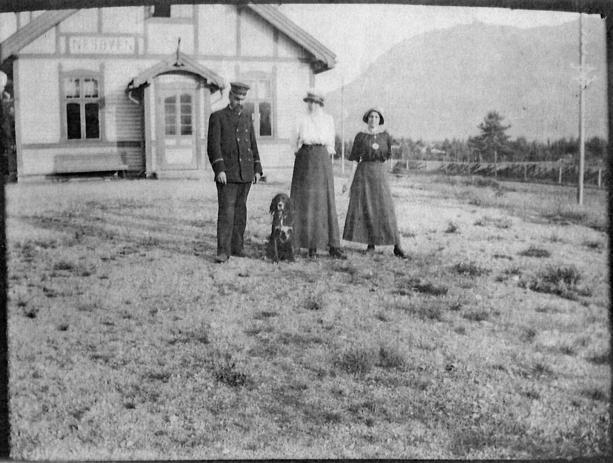 Gruppebilde
Gruppe foran Nesbyen jernbanestsjon i 1913.
T. v. stasjonsmester Halvor Stenersen, ukjent, Marie Huseby lærer på middelskolen
