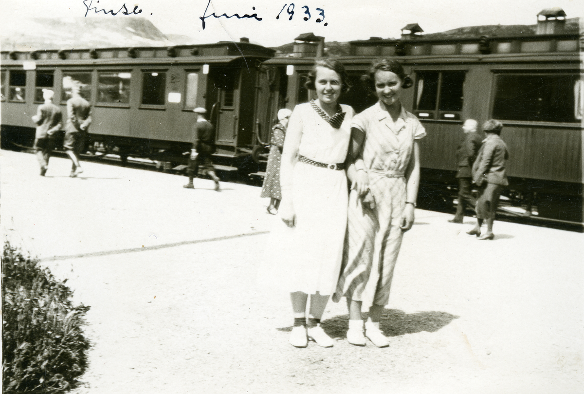 To jenter på togreise. Her på Finse på tur til Ullvik
til venstre Sissel Tandberg juni 1933
