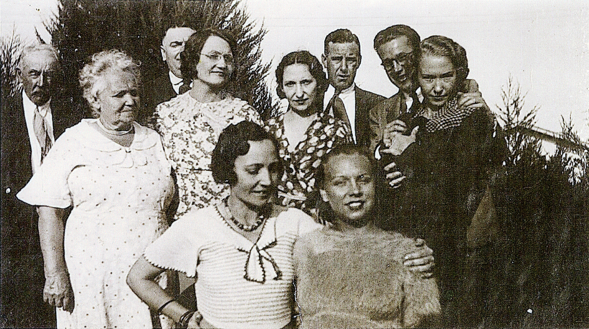 Familiebilde av familien til Gunhild Gundersen f. Kaaterud.Gunhild og ektemann til venstre
