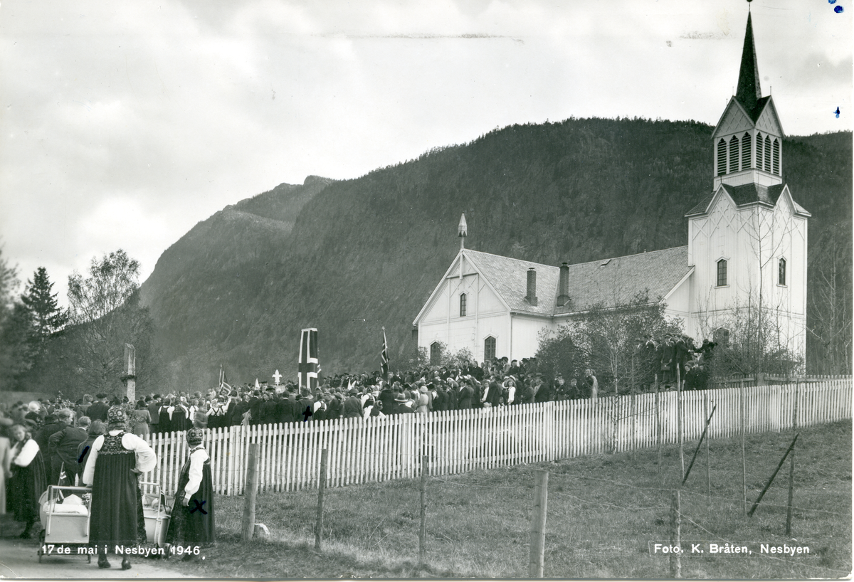 Bautaen ved Nes kirke 17.mai 1946
