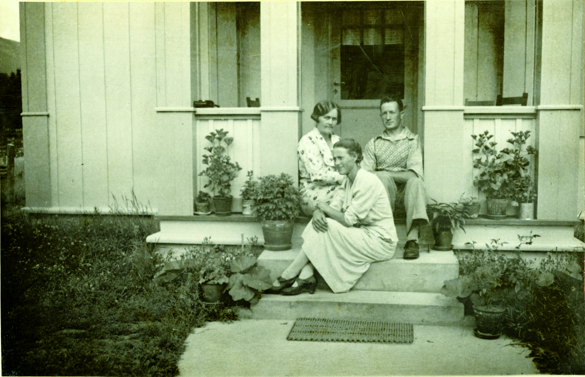 Gruppe. Knut Lien og Olava Lien sitter på trappa og foran Ingeborg Marie Råsholt Eidsvoll.
