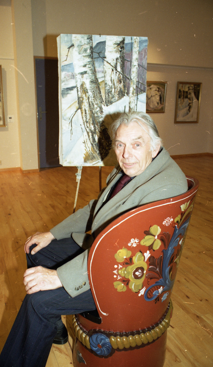 Portrett av kunstmaler Halvor Lindahl (1919-2010).
