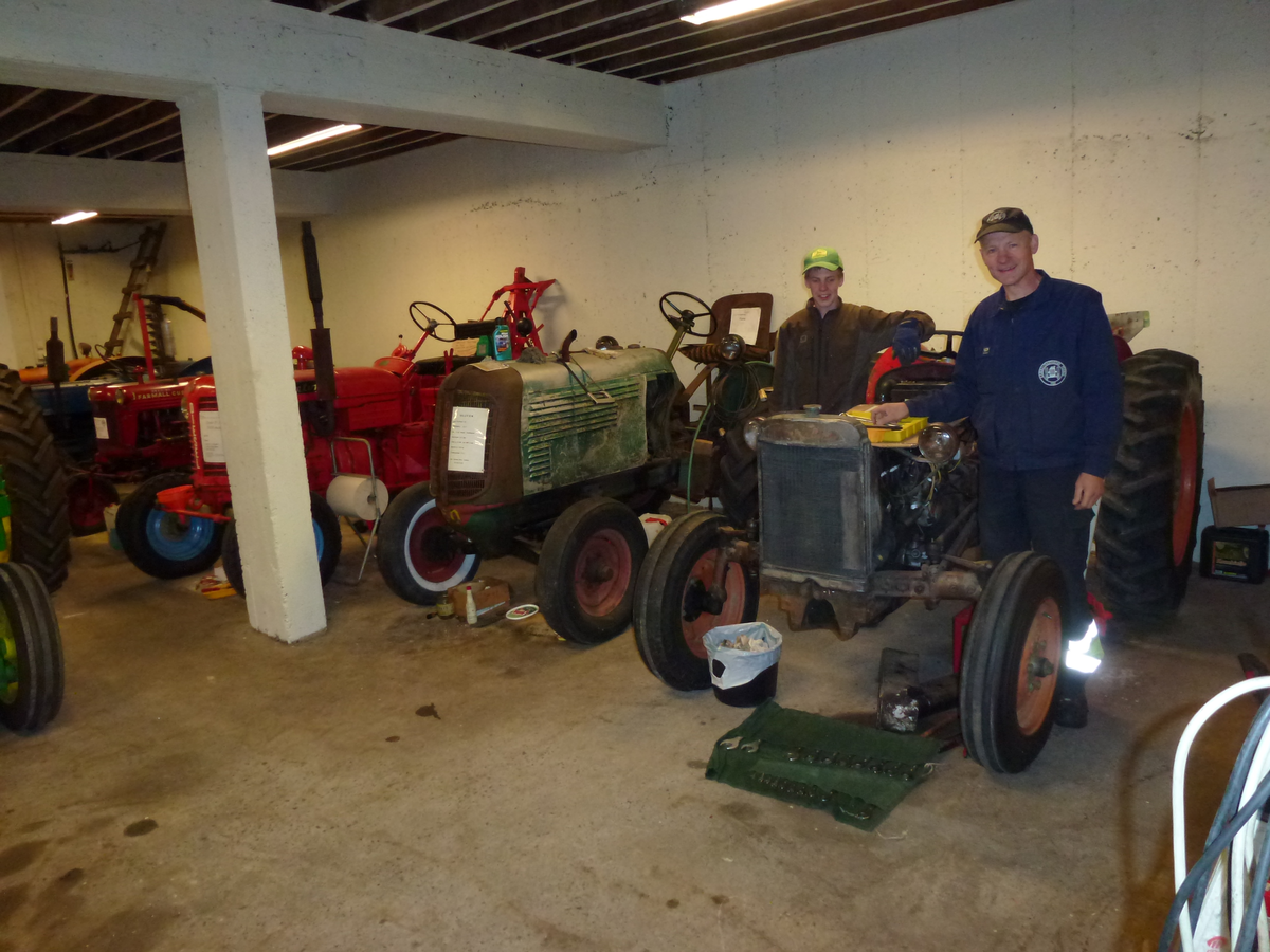 Traktor
Johannes Høva har en av landets største traktorsamlinger med over 100 traktorer. I tillegg har han Norges største samling av snøskutere med over 200 skutere. Han har også samlet mye landbruksredskap.Han begynte å samle inn redskapene i 1989.
