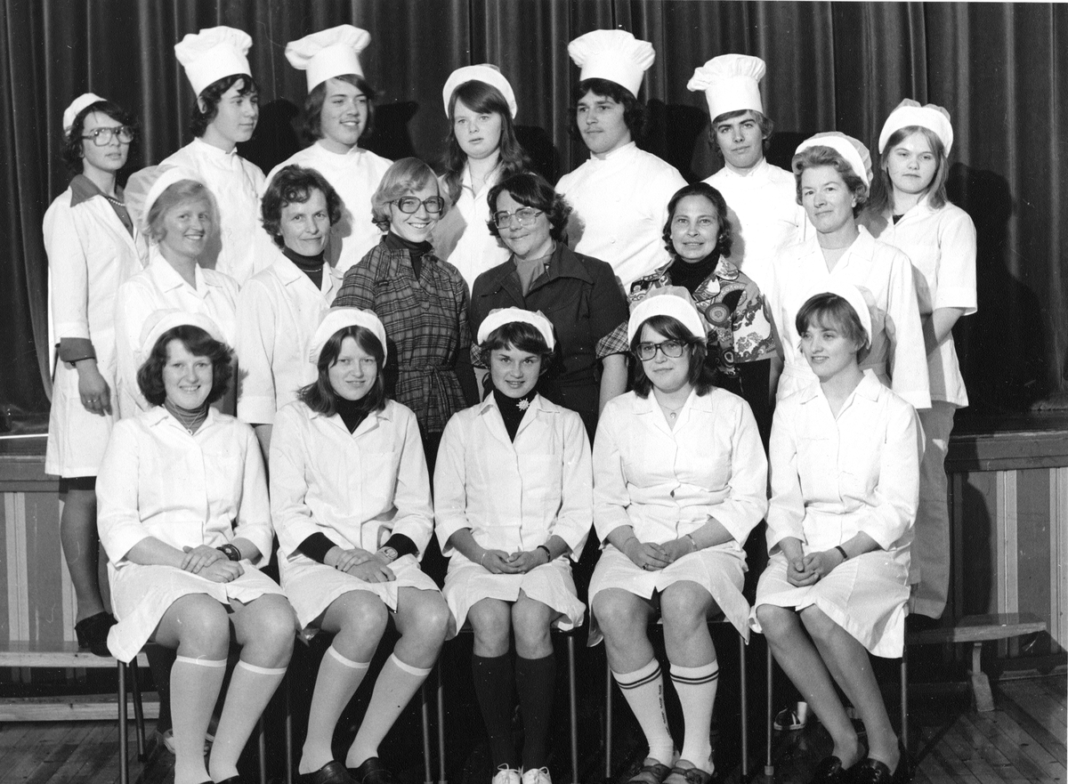 Skoleklasse
Hallingdal Husstellskole våren 1977. Ett-årig grunnkurs, kokk, servitør, husstell.
