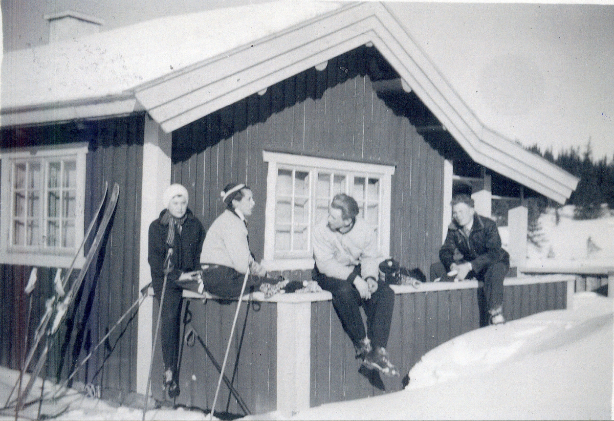 Vinter på Bøgaset. Fra v Marie Eidal (Bergtun), Melvin Engen, Sigmund Haraldset og Arvid Stupa. Hytta tilhører Per Vissebråten (Persbu).
