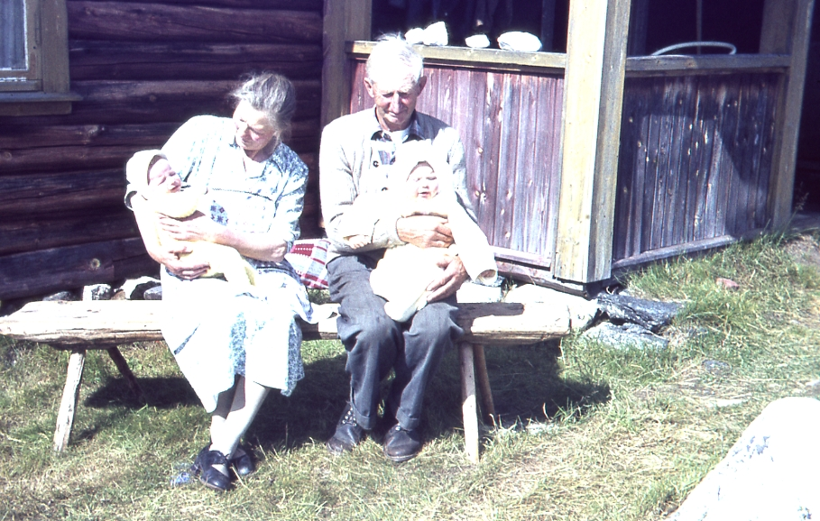 Nystølen
Maria og Syver Hanserud med barnebarna Hanne og Sjur på fanget.

