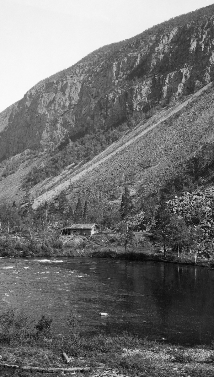 Laftet tømmerbu ved Reiseelva i Reisadalen, Nordreisa, Troms. Nær Nedrefosshytta i elva Reisa.