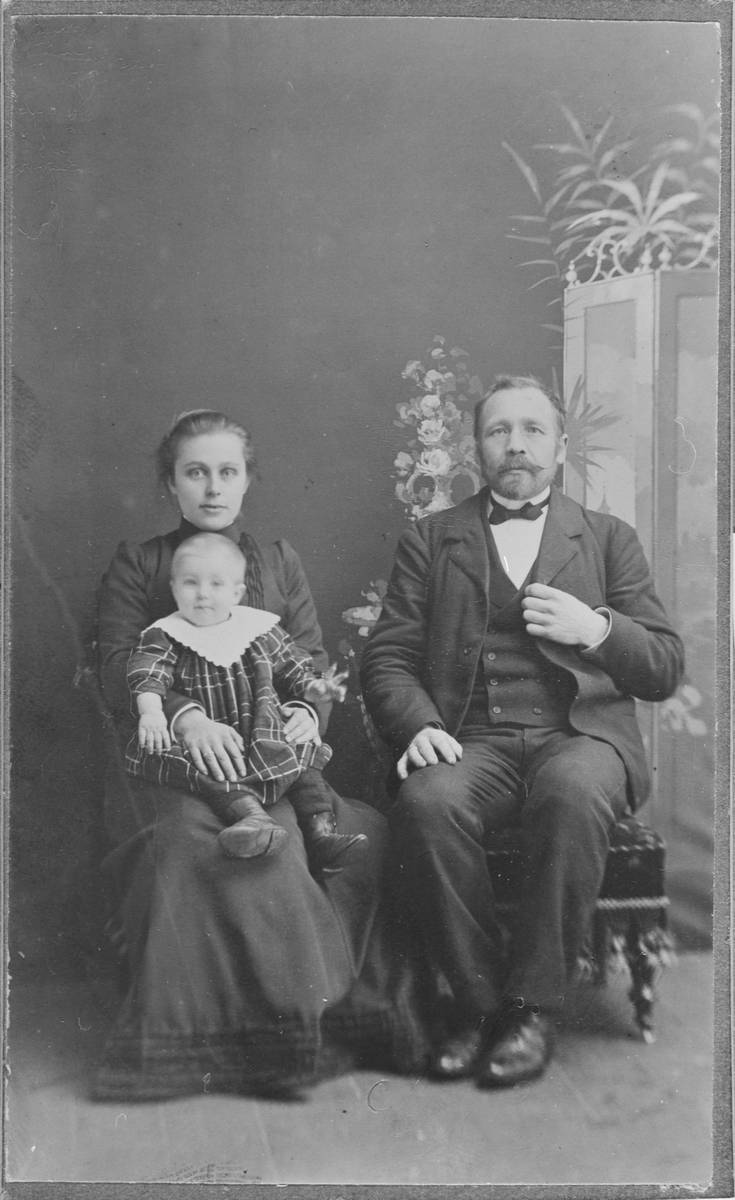 Familieportrett av Karl Søm m/familie, Kristi og Hjørdis.
Karl Søm var lærer i Båse fra ca.1904.