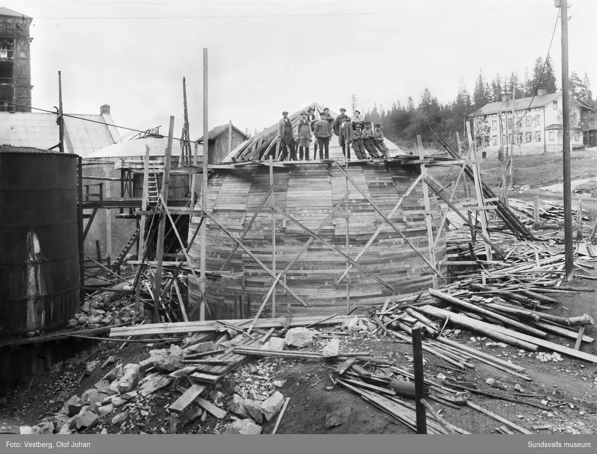 Arbetare bygger en silo vid Svartviks sulfitfabrik.