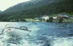 Med båt på Øvre Fiplingvatn i Grane kommune. Kvannlia gård o