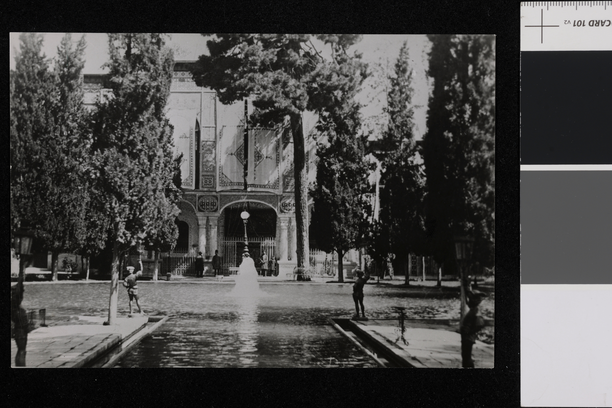 Vannspeil ved Golastan palasset (Rosepalsset) i Teheran. Fotografi tatt av/ samlet inn av Elisabeth Meyer fra reise til Iran 1929.