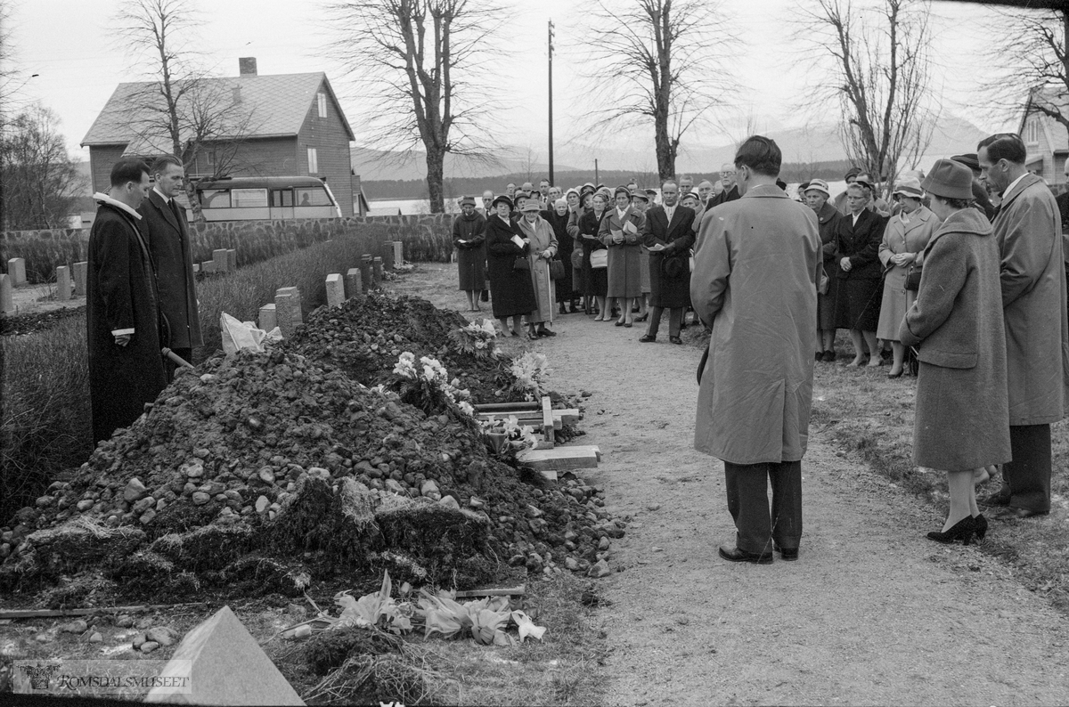 «Fru Stang sin gravferd»..Fra begravelsen til Kari Sofie Valle g.Stang f.19.09.1882 d.14.04.1960