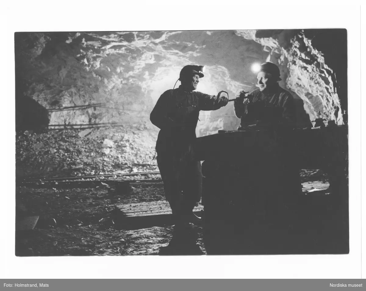Långbans gruva, en av världens mineralrikaste platser.  220m avvägning. Till höger gruvfodge Nils Jansson.