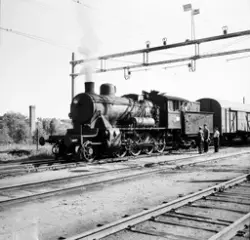 Damplokomotiv 24b nr. 266 med godstog på Hønefoss stasjon