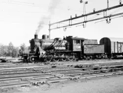 Damplokomotiv 24b nr. 266 med godstog på Hønefoss stasjon