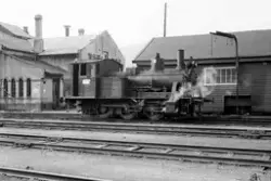 Damplokomotiv type 25b nr. 339 ved lokomotivstallen på Berge