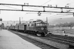 Elektrisk lokomotiv El 8 nr. 2067 med persontog på Drammen s