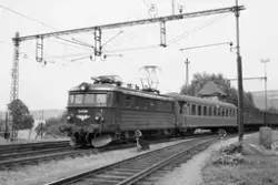 Elektrisk lokomotiv El 11 2092 med persontog på Lier stasjon