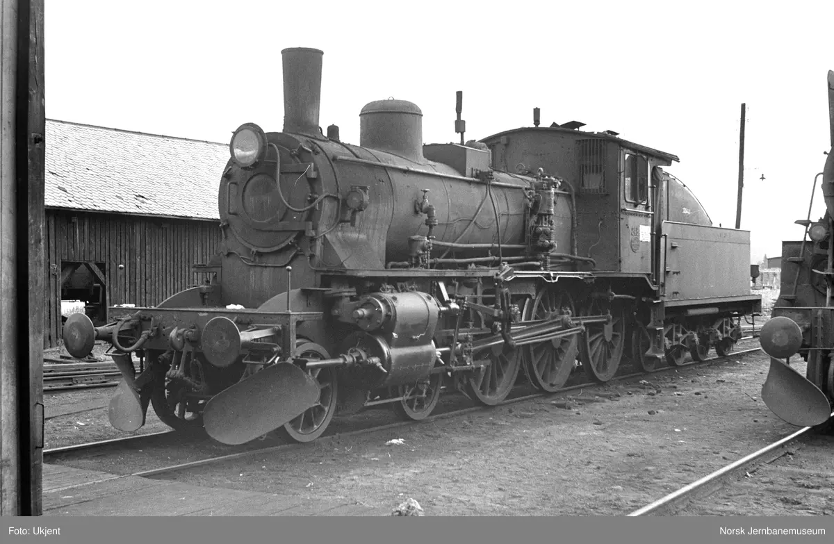 Damplokomotiv type 27a nr. 248 utenfor lokomotivstallen på Kongsvinger ...