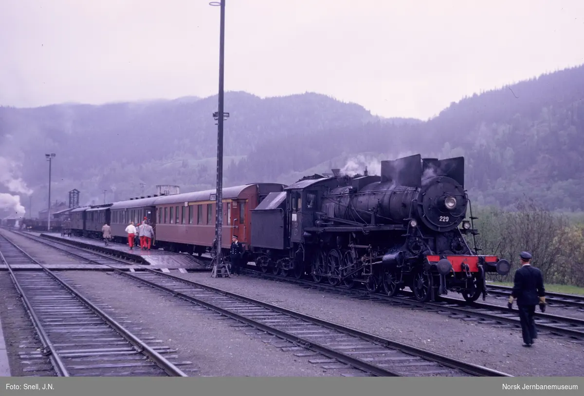 Damplokomotiv type 26b nr. 229 med dagtoget fra Trondheim til Oslo over ...