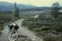På sykkel ved gammel ferdselsvei på Dovre, her ved Heimskard