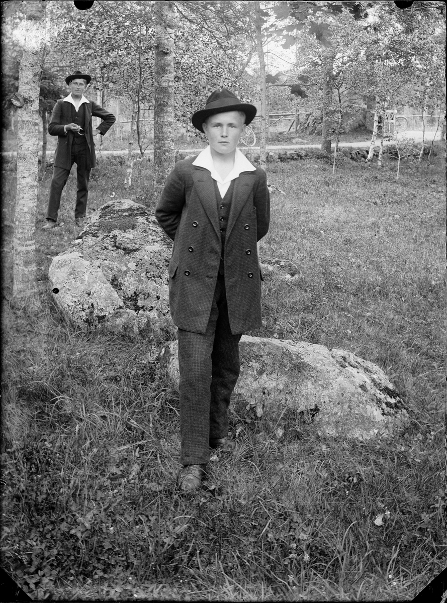 Två män i trädgård, Alunda, Uppland