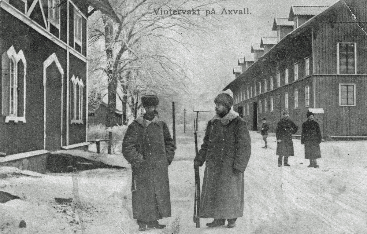 Vintervakt på Axvall ur Västgöta regemente.  Byggnaden till höger är furagemagasinet och till vänster vagnsförrådet