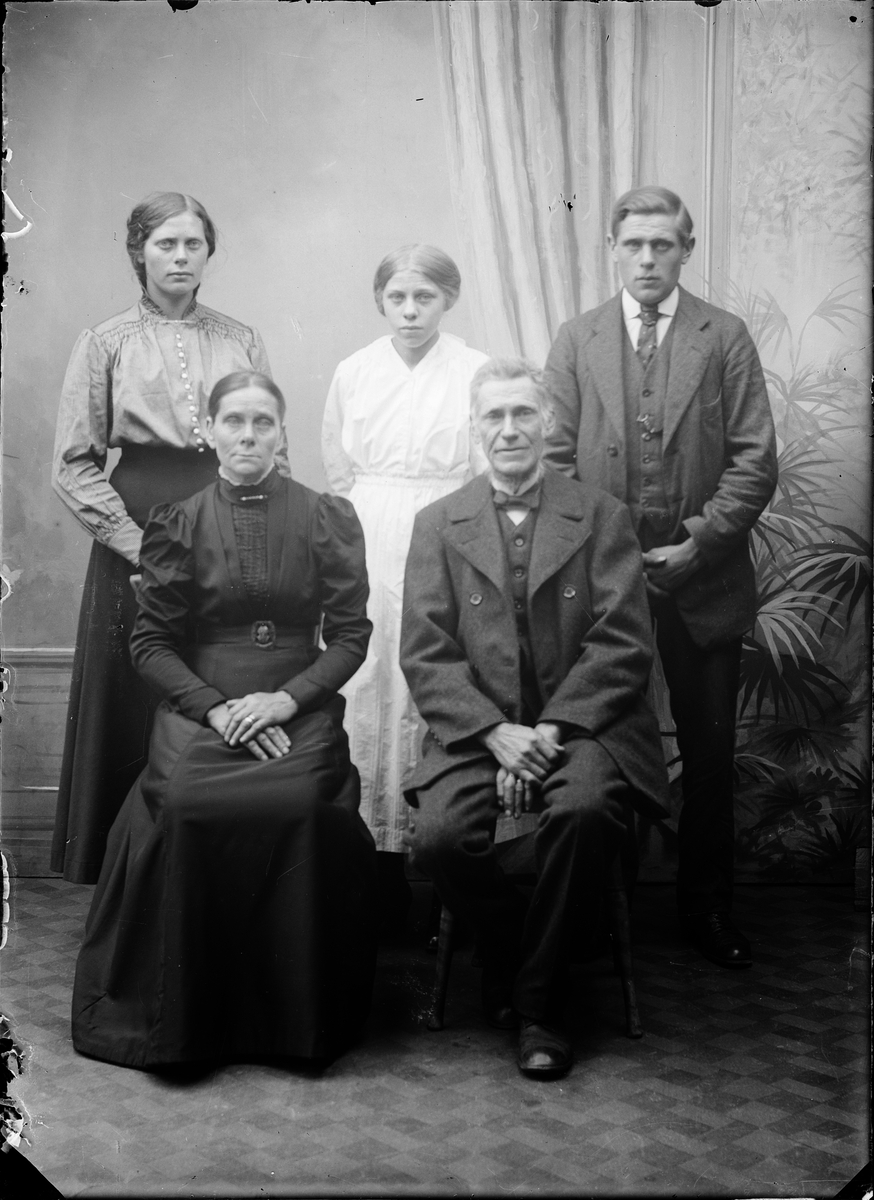 Ateljéporträtt - tre män och två kvinnor, Alunda, Uppland