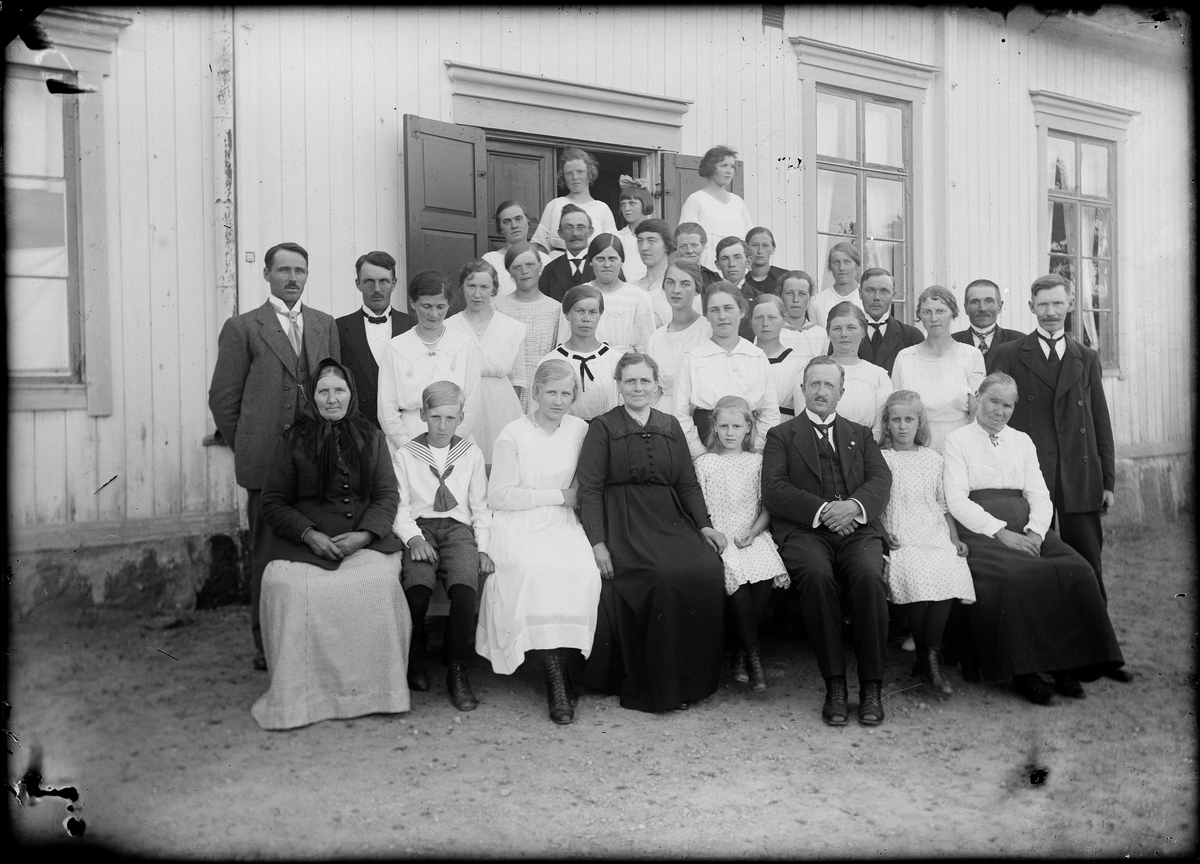 Män, kvinnor och barn framför Baptistkapellet, tant Lovisa till höger, Brobacks Mari till vänster, Alunda, Uppland