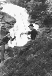F.v.: Ola Klepp (f. 1926) og Finn Morterud fiskar i Vulu