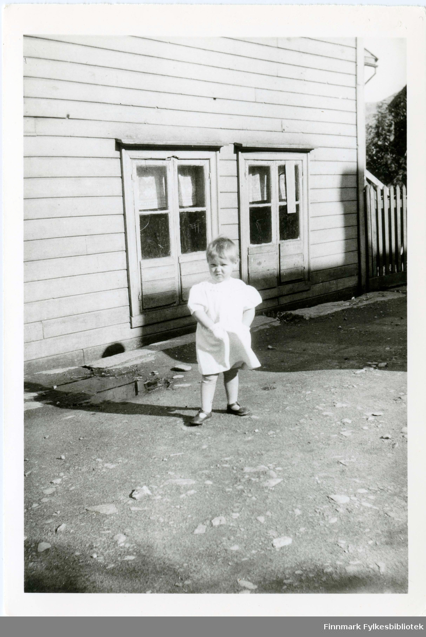 2 år gamle Eli Alexandersen i Hammerfest, sommeren 1940.