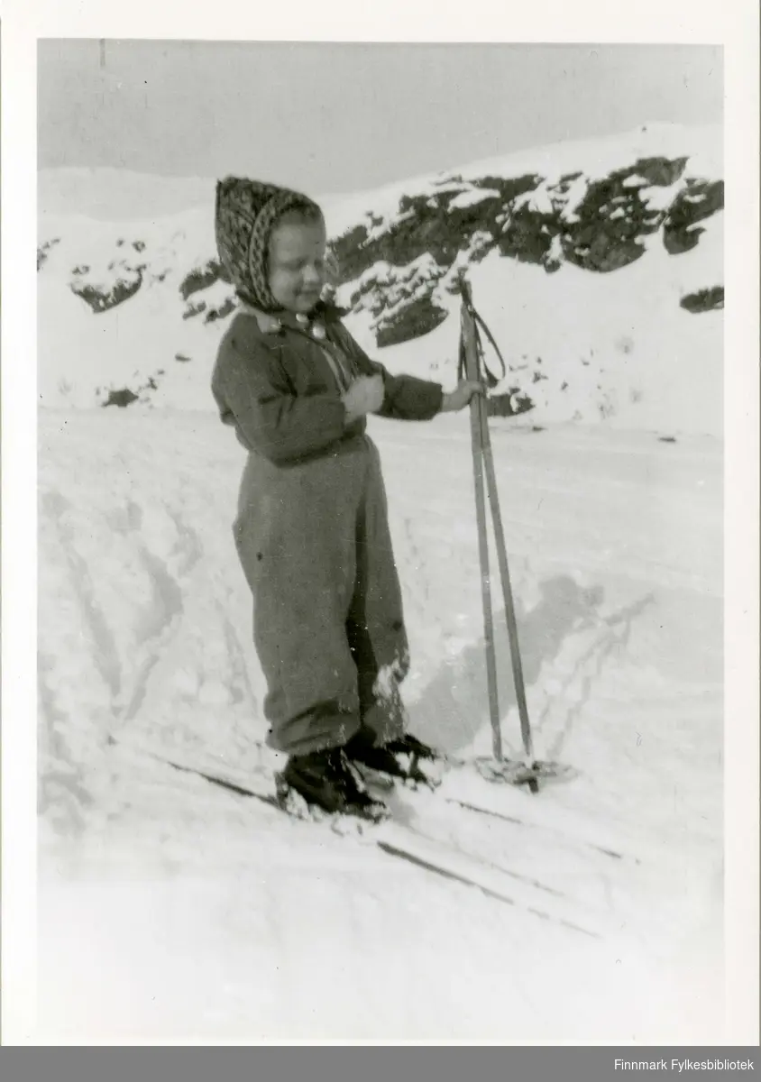 6 år gamle Eli Alexandersen på ski ved Storvannet, vinteren1943. Hun har på seg mønsterstrikket lue. 