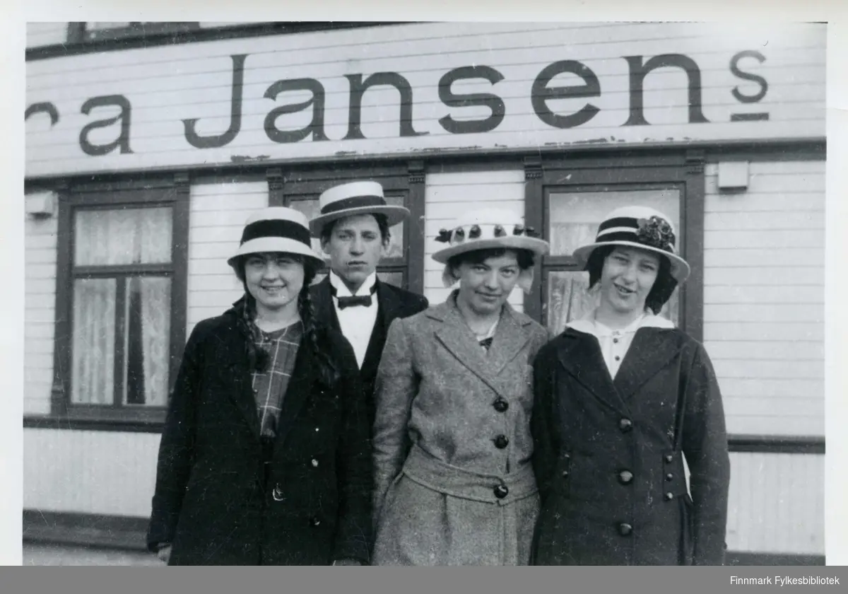 Hammerfest. Kanskje tatt i 1920-30 jfr. hattene. Foran en butikk el pensjonat Tora Jansens pensjonat? Ukjente. Kanskje Eli Alexandersen sin fars ungdomsbilder?