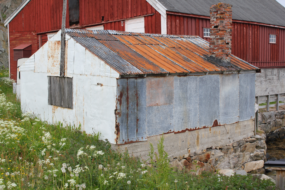 Trandamperiet på fiskebruket i Skrolsvik. Nøyaktig årstall for når bygningen ble oppført er noe usikkert, men det er ifølge historikken til anlegget antakelig oppført etter 1900. Bygningen var tilhørende den øvrige bygningsmassen på handelsstedet. 