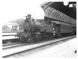 Damplokomotiv type 34a nr. 328 med persontog på Oslo Østbane