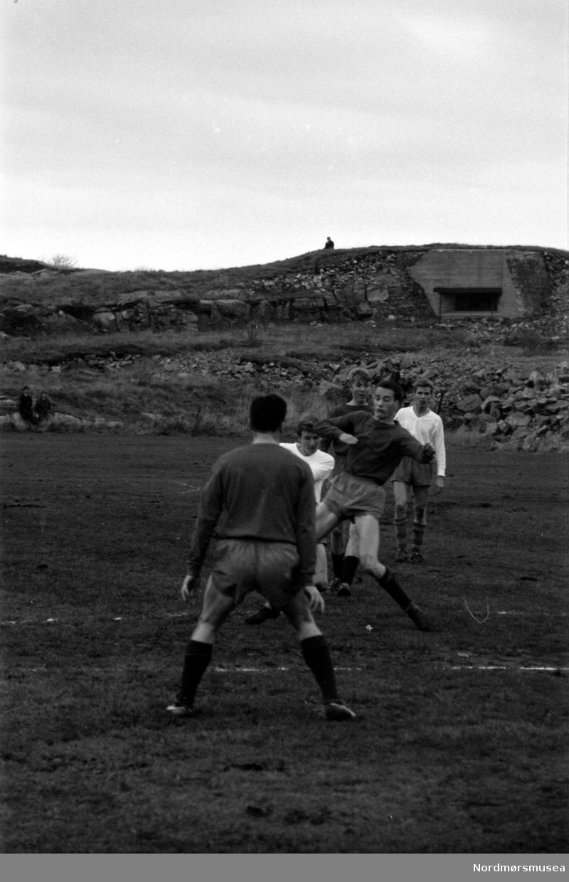 Fotballkamp. KFK - N. Gossen. Bildet er datert til august 1966. Fra Romsdalspostens arkiv.