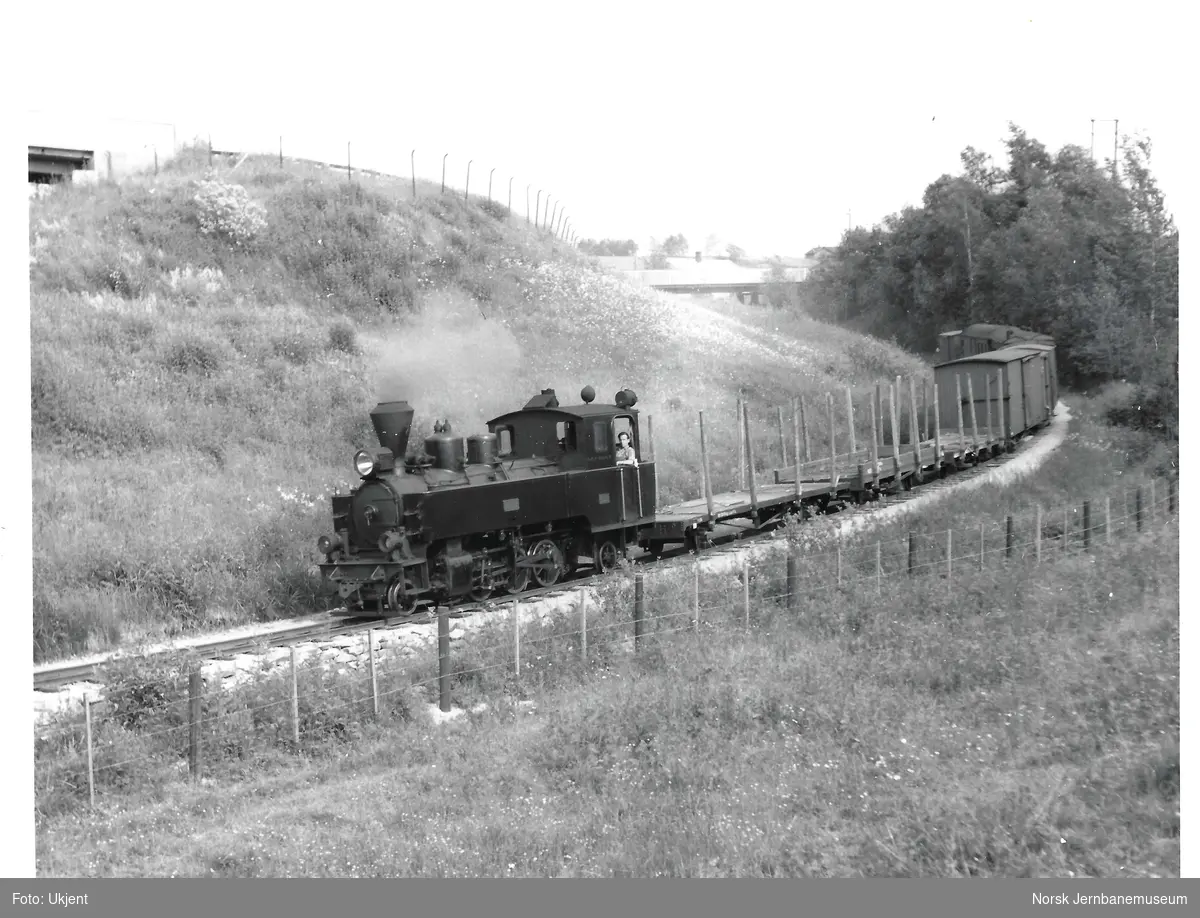 Damplokomotiv XXIXb nr. 7 PRYDZ med blandet tog i nærheten av Sørumsand stasjon på Aurskog-Hølandbanen